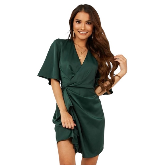 SHOWPO. My Eyes Caress You Dress Emerald Green Short Sleeves 6 Party Revolve NWT - Picture 1 of 6